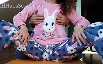 丰满 Teasing Cam Girl Delights in Bedtime Pleasures &