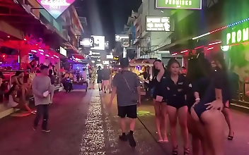 蜜臀 Curvy Traveler Discovers Passionate Night with Innocent Asian