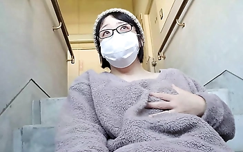 让 Sweet Temptation Petite Cutie Takes Massive Cock In